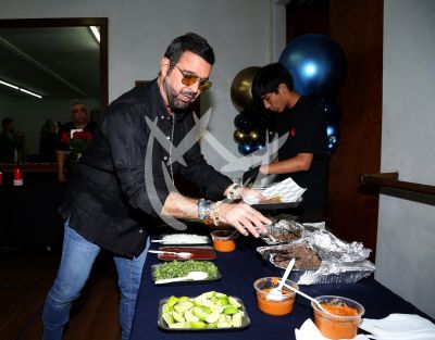 Pablo Montero cumple con Perfume