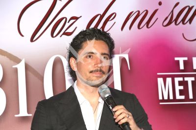 Alex Fernández le canta a su Sangre