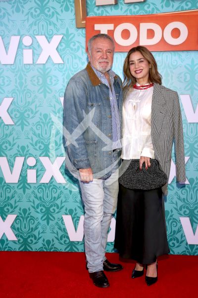 Güero Castro y novia e hijas al Hotel