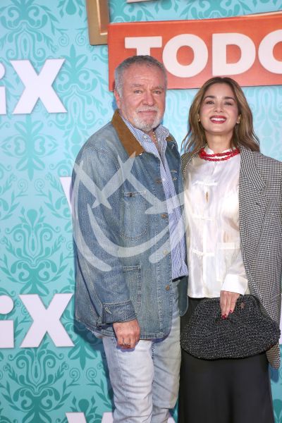 Güero Castro y novia e hijas al Hotel
