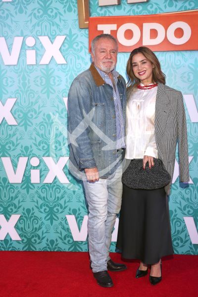 Güero Castro y novia e hijas al Hotel