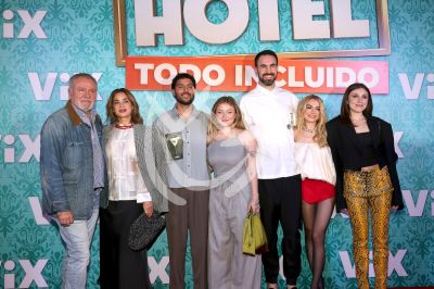 Güero Castro y novia e hijas al Hotel