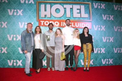 Güero Castro y novia e hijas al Hotel