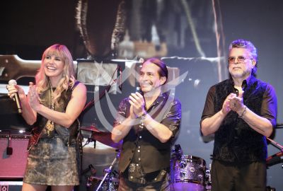 Grace, Vallín y Luis Enrique cortan listón