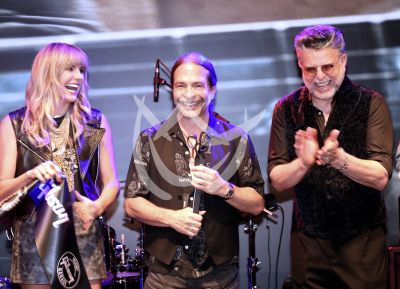Grace, Vallín y Luis Enrique cortan listón