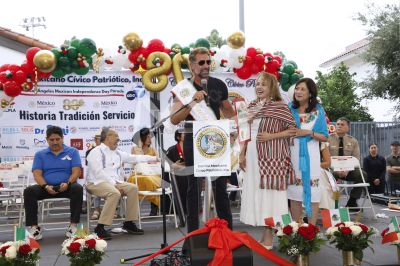 Gabriel Soto desfila por México en LA