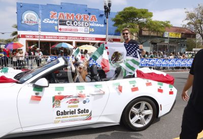 Gabriel Soto desfila por México en LA