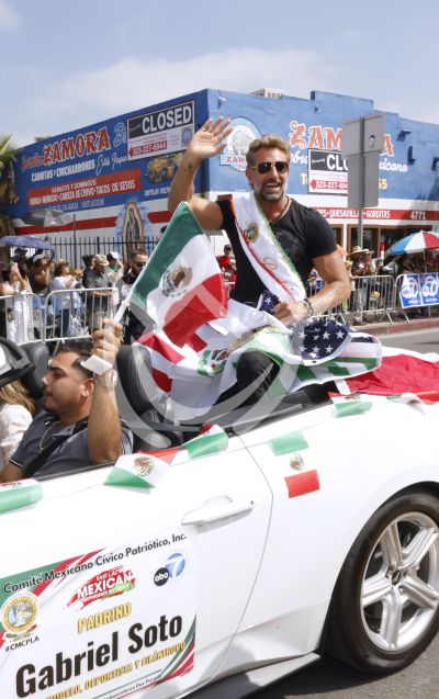 Gabriel Soto desfila por México en LA