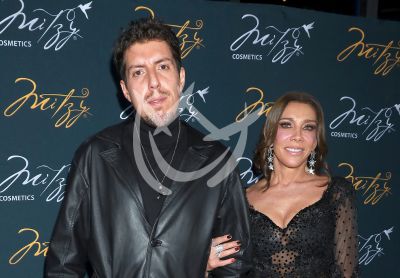 Cinthya Klitbo y novio con Estrellas