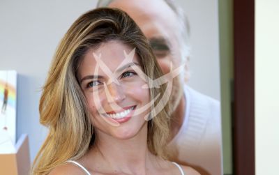 Stephanie Cayo Te Da el Teléfono