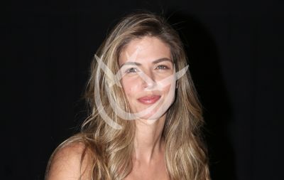 Stephanie Cayo Te Da el Teléfono