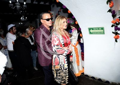 Alfredo Adame y novia de ofrenda