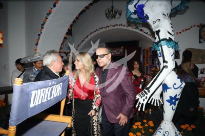 Alfredo Adame y novia de ofrenda