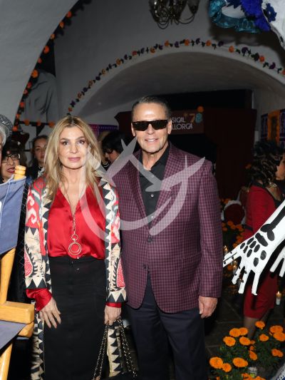 Alfredo Adame y novia de ofrenda de Día de Muertos