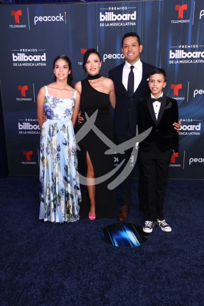 Iván Aguilera y familia en Premios Billboard