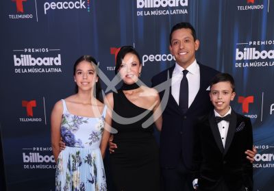 Iván Aguilera y familia en Premios Billboard