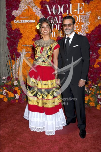 Bibi Gaytán y Eduardo Capetillo al Día de Muertos