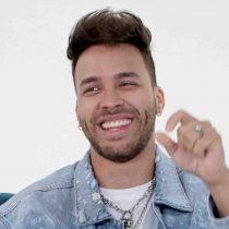 VIDEO: ¡Ave María! Prince Royce se sale del guion