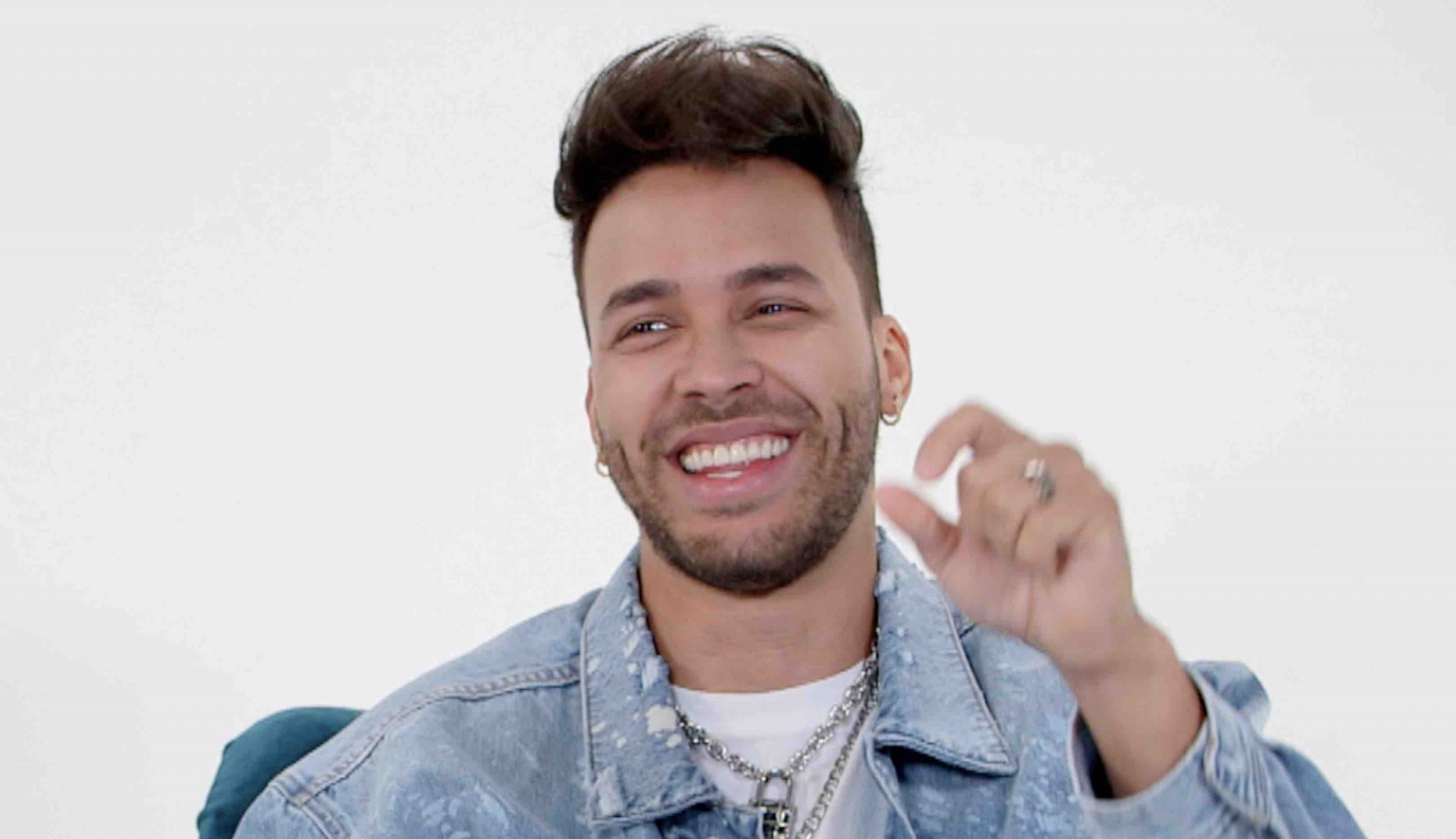 VIDEO: ¡Ave María! Prince Royce se sale del guion