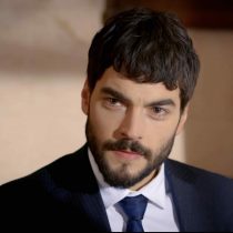 VIDEO: El primer beso de Akin Akinou fue ¿un poco? travieso