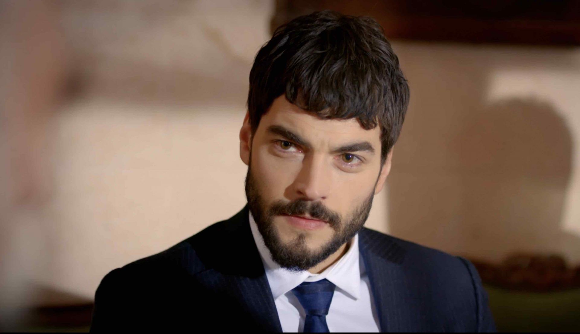 VIDEO: El primer beso de Akin Akinou fue ¿un poco? travieso