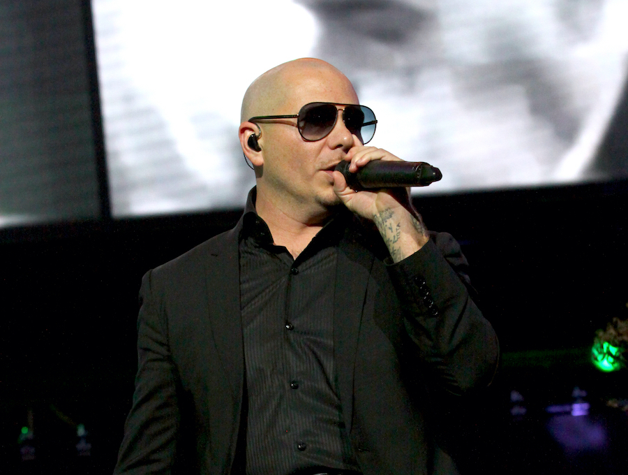 Pitbull estalla contra migrantes anti Estados Unidos