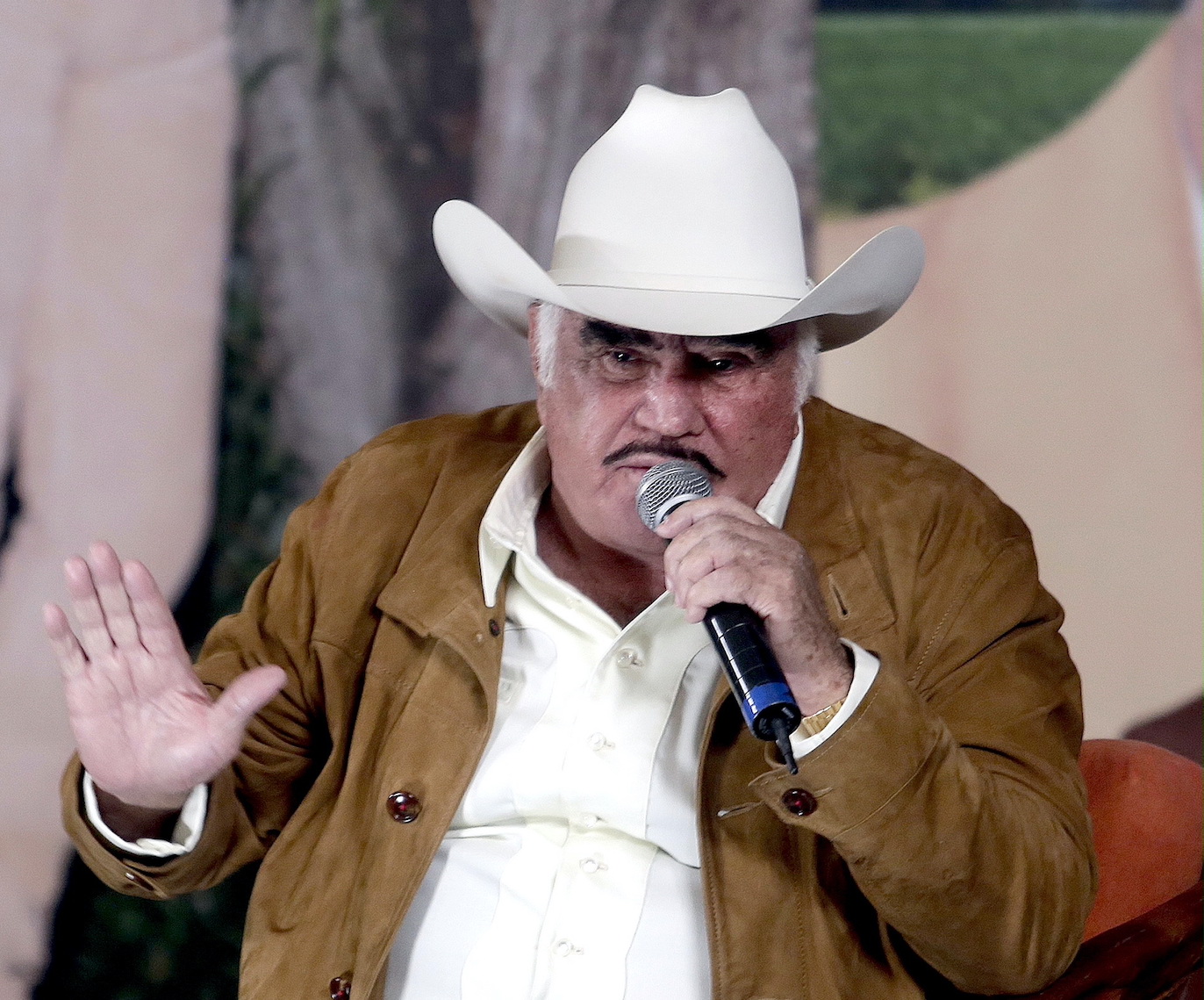 Viuda de Vicente Fernández explota contra Televisa