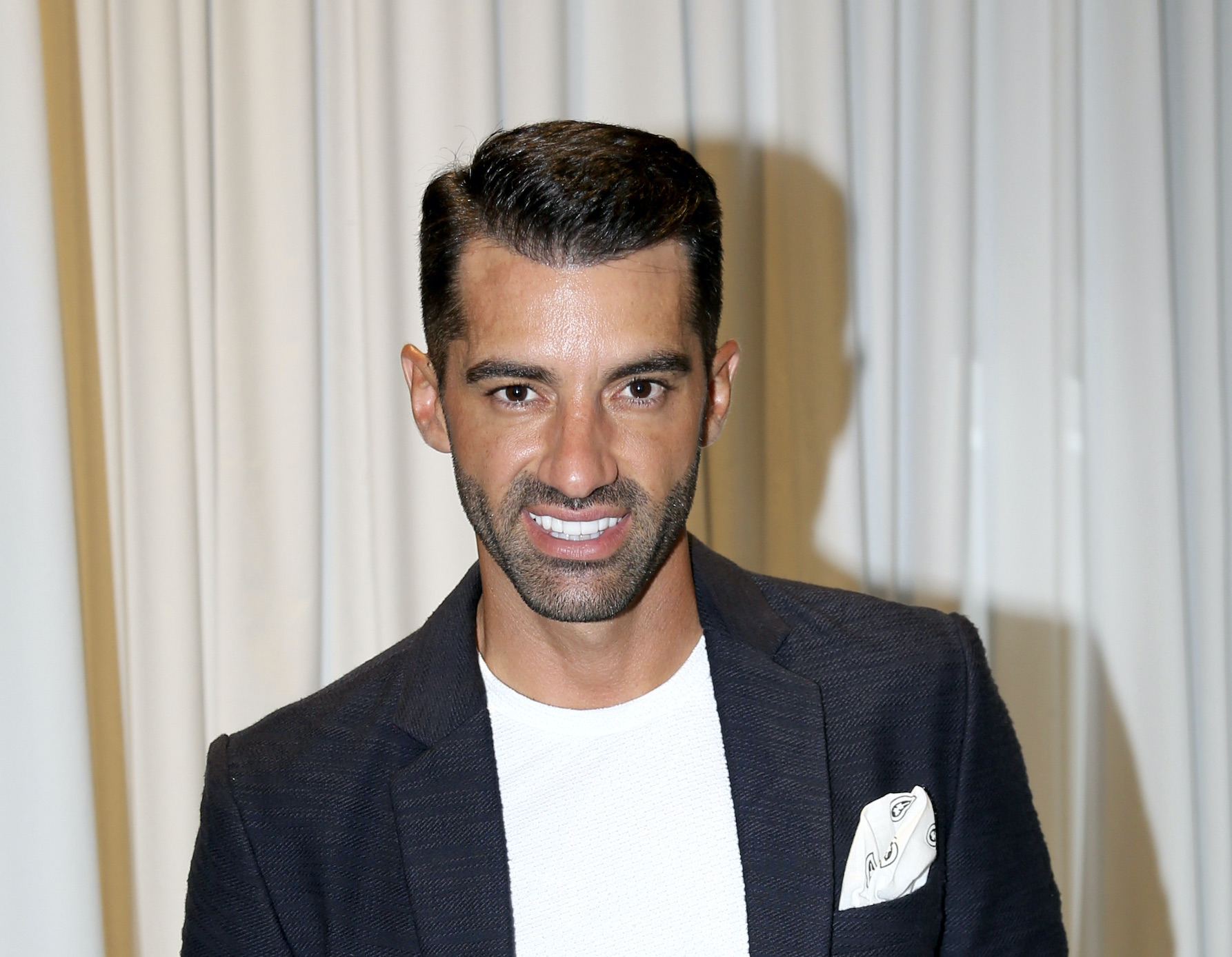 Novia de Toni Costa manda mensajes a sus haters