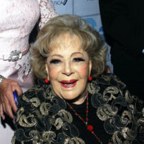 Cancelan obra de Silvia Pinal