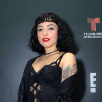 Mon Laferte canta a presas a las que instruyó sobre música