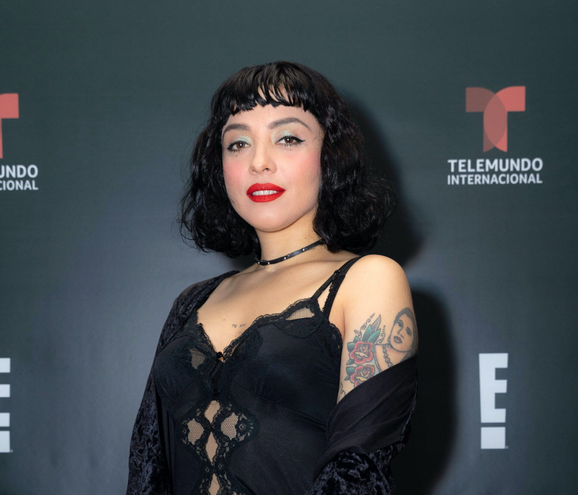 Mon Laferte canta a presas a las que instruyó sobre música