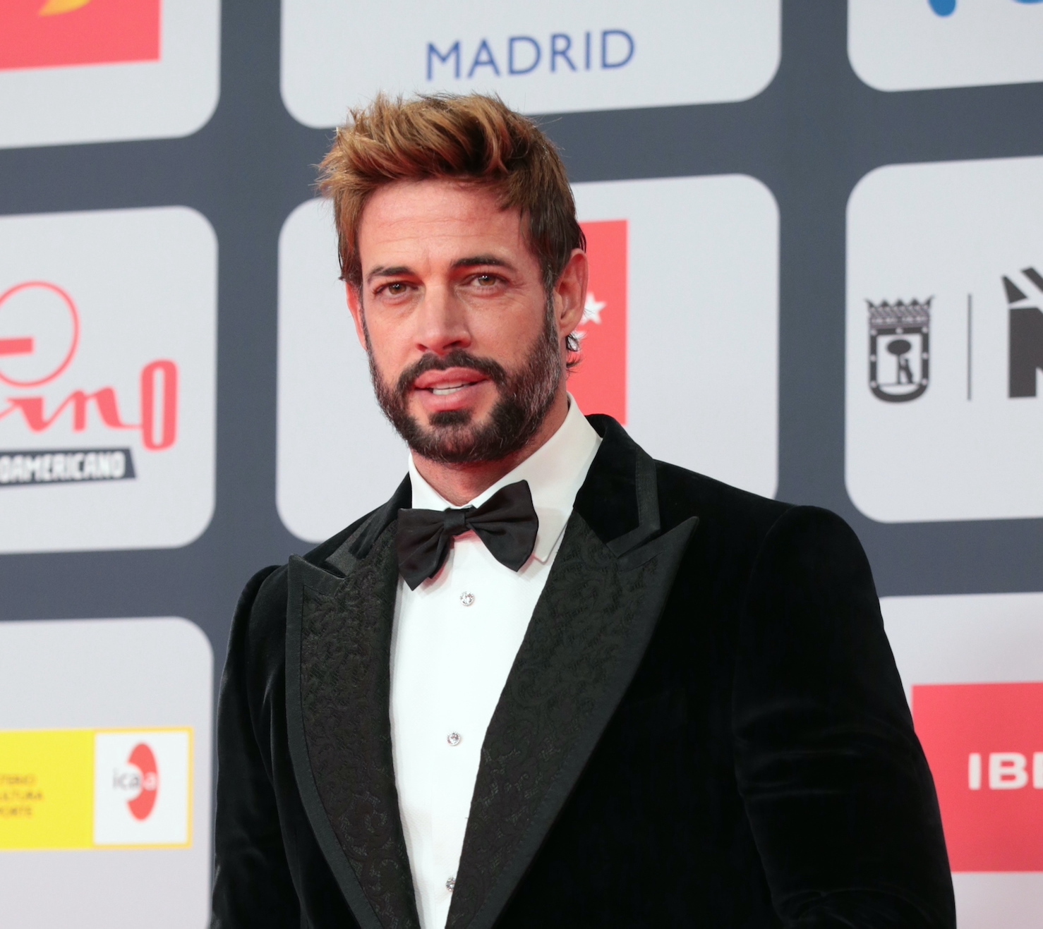 William Levy subasta sus besos por una buena causa