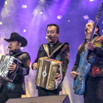 Mamá de los Tigres del Norte está viva pero grave