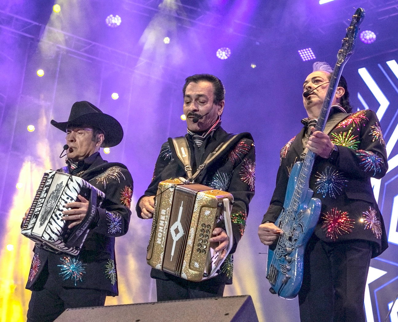 Mamá de los Tigres del Norte está viva pero grave