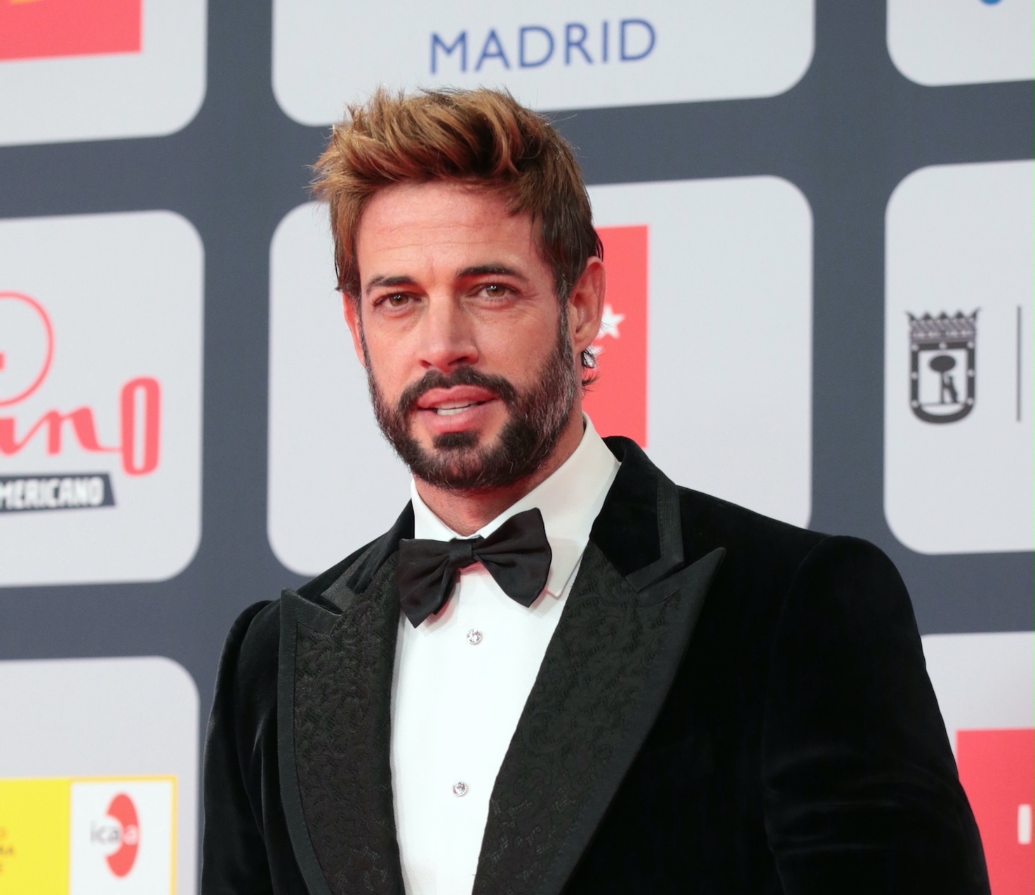 William Levy hace que dos mujeres conozcan el mar