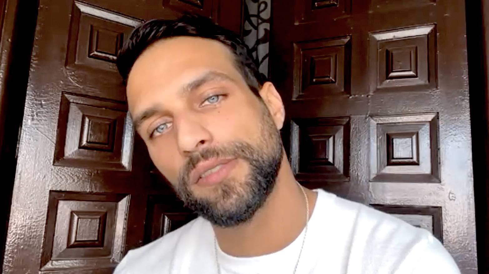 VIDEO: Jesus Castro no tiene problemas para desnudarse como ‘Gigolo’