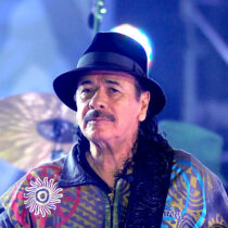 Carlos Santana pide perdón por comentarios transfóbicos