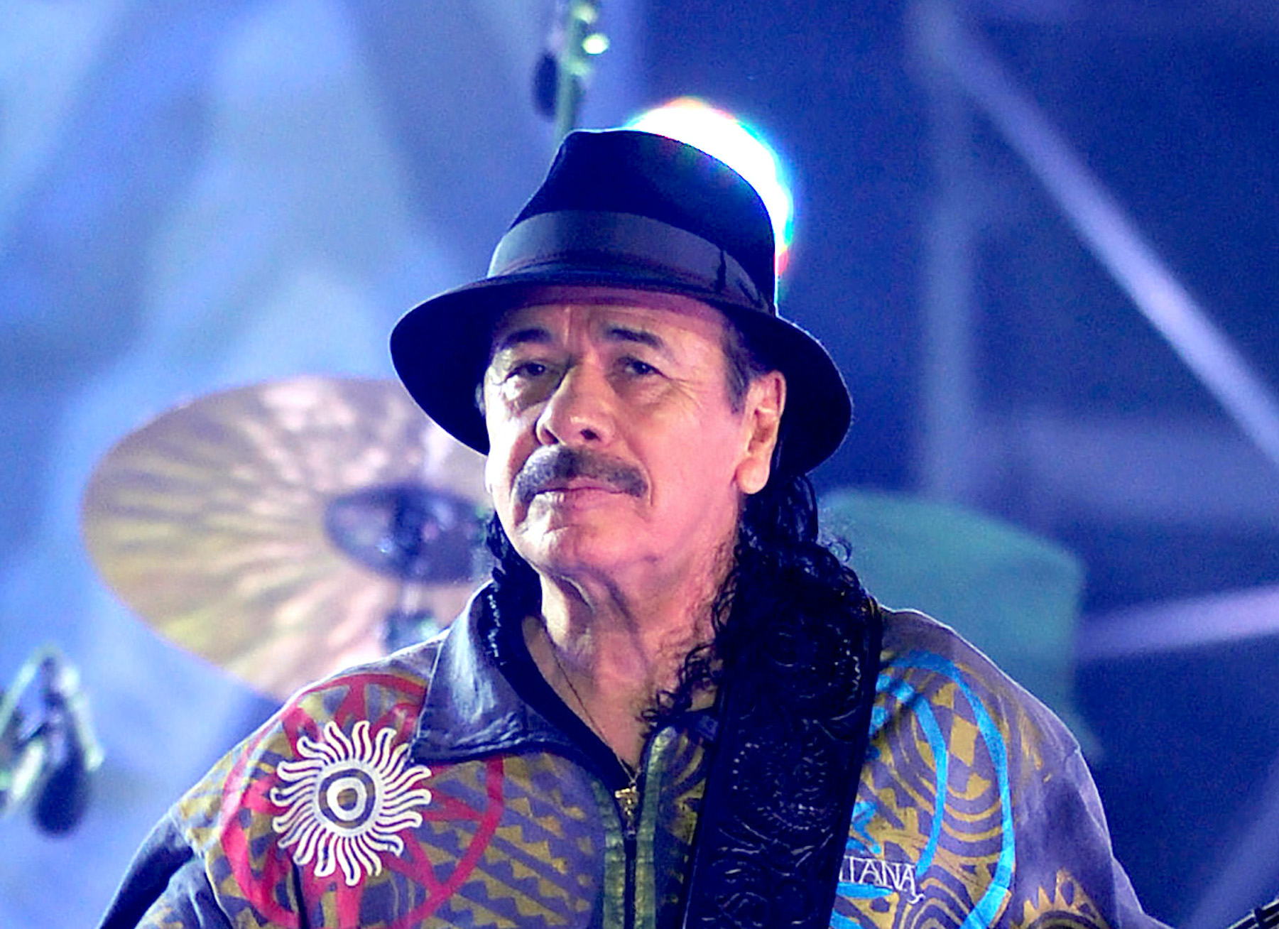 Carlos Santana pide perdón por comentarios transfóbicos