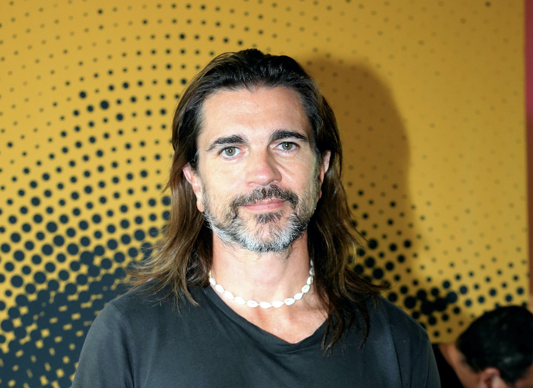 Juanes prefiere canciones que armas 