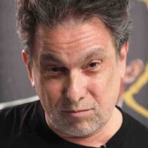 VIDEO: Andrés Calamaro se repone comprando zapatos y un pañuelo