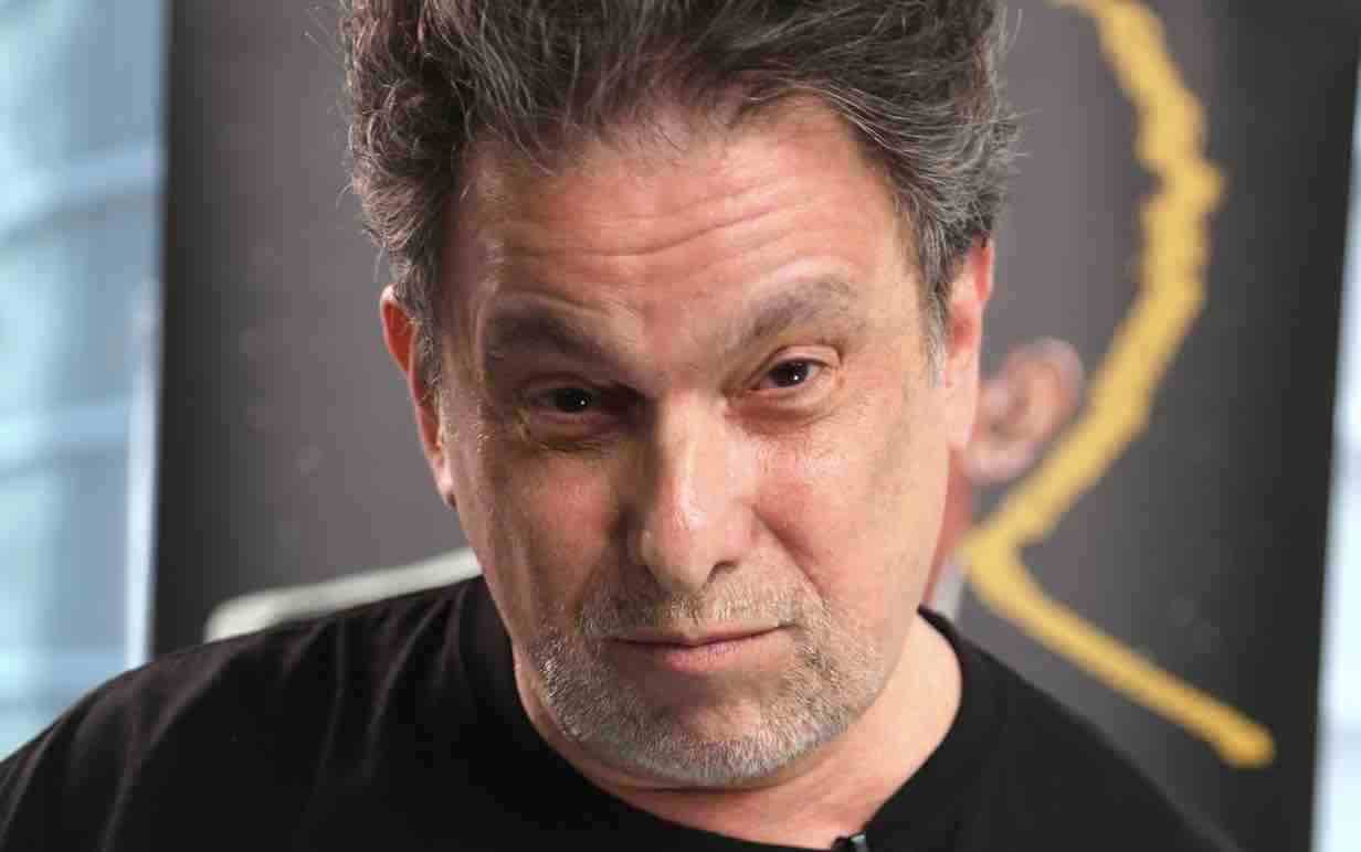 VIDEO: Andrés Calamaro se repone comprando zapatos y un pañuelo