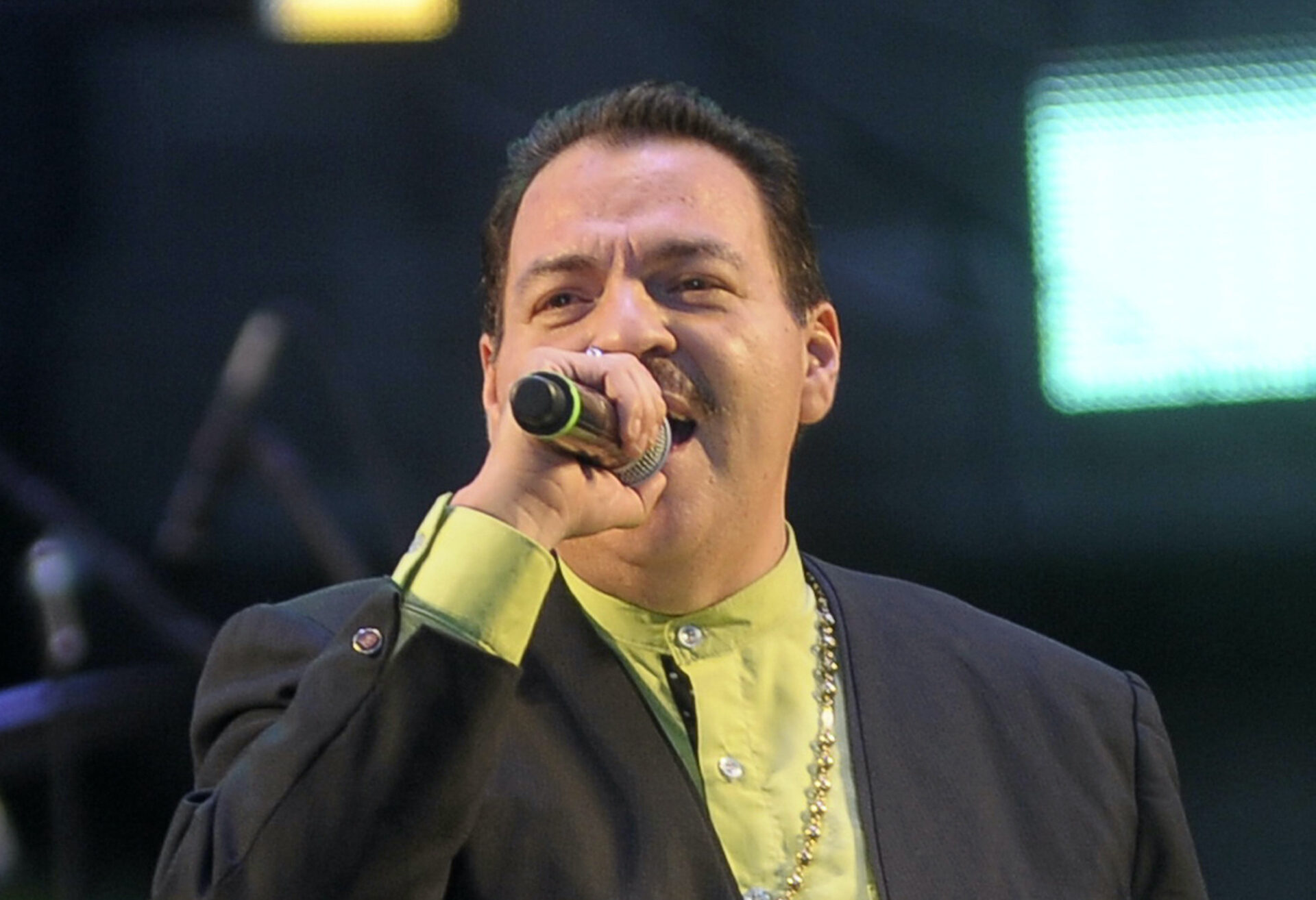Julio Preciado da juguetes a niños pobres 