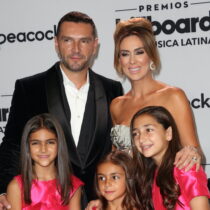 Esposo de Jacky Bracamontes hace llorar a su hija menor al entrenar