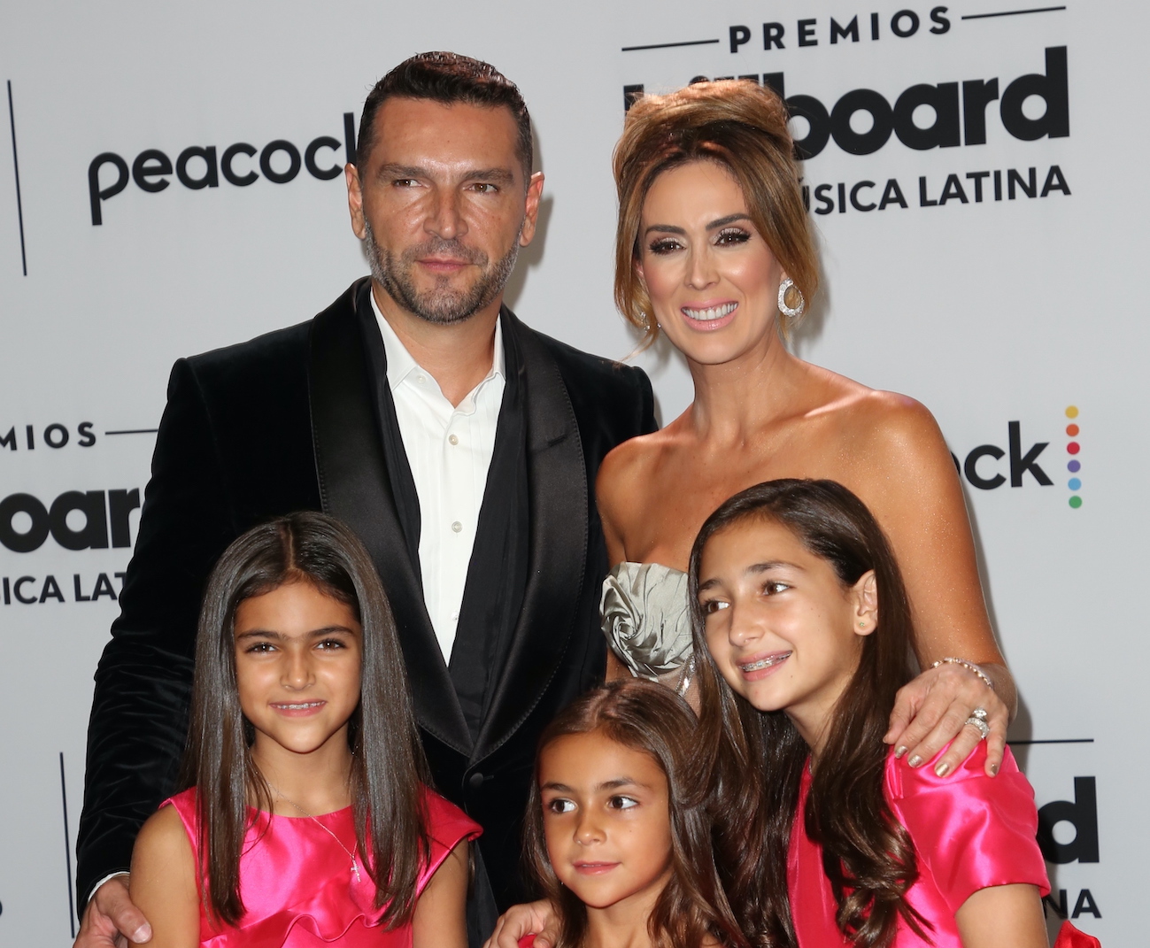 Esposo de Jacky Bracamontes hace llorar a su hija menor al entrenar