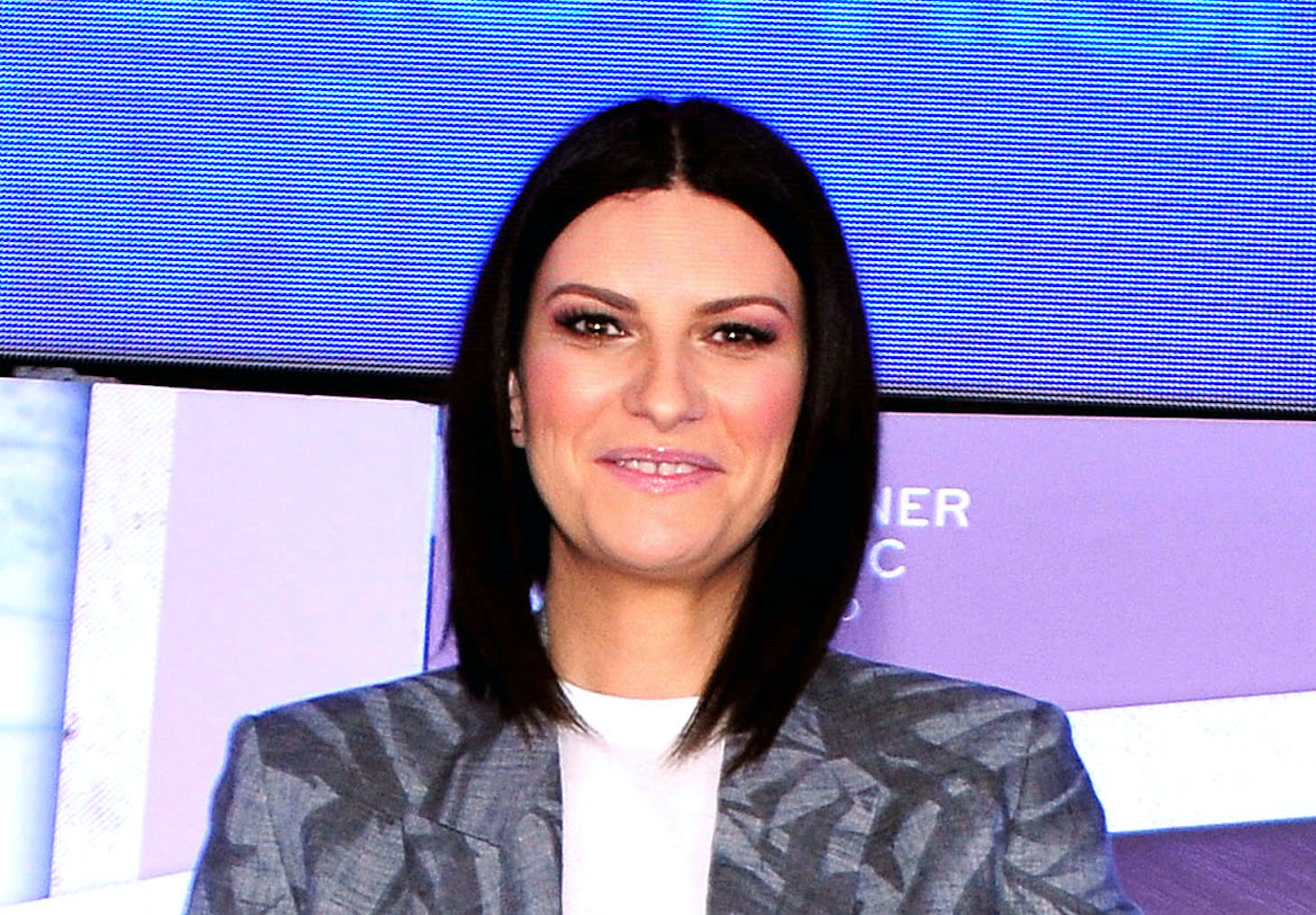 Laura Pausini pide oxígeno en pleno show 