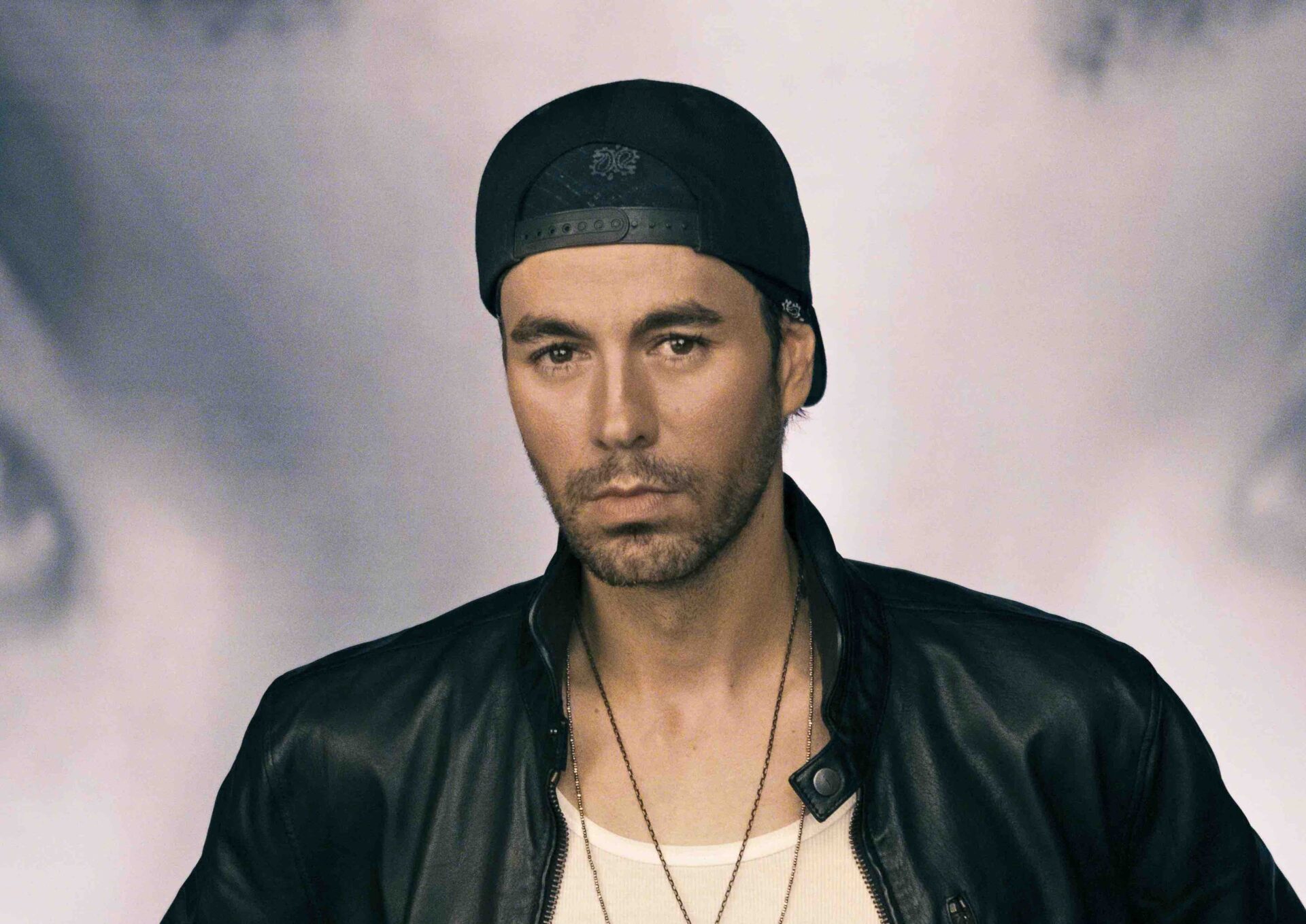 Revelan por qué Enrique Iglesias rompió en llanto en videoclip de ‘Héroe’