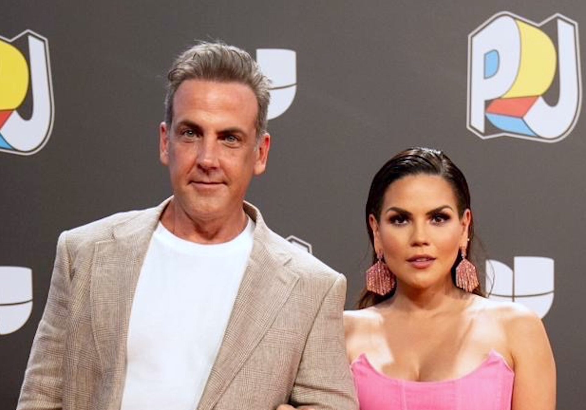 Carlos Ponce y Karina Banda construyen escuela 