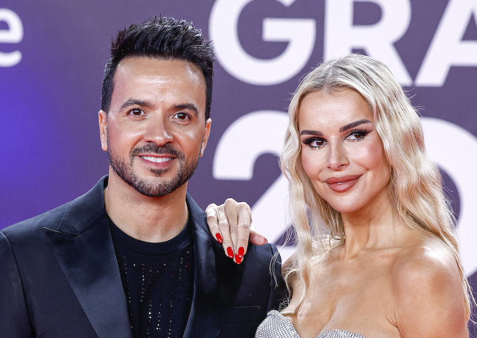 Luis Fonsi y su esposa defienden a Puerto Rico de falsa comedia