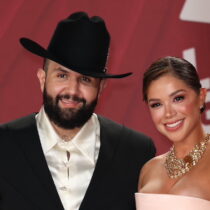 Novia de Carín León lo defiende de escándalo con Espinoza Paz