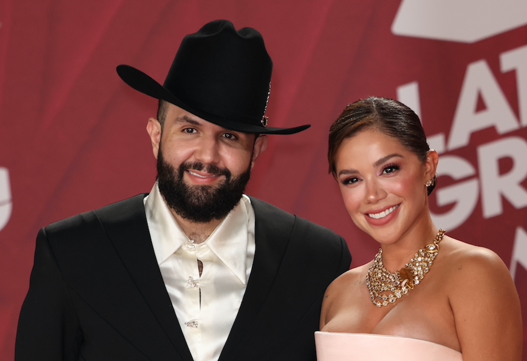 Novia de Carín León lo defiende de escándalo con Espinoza Paz